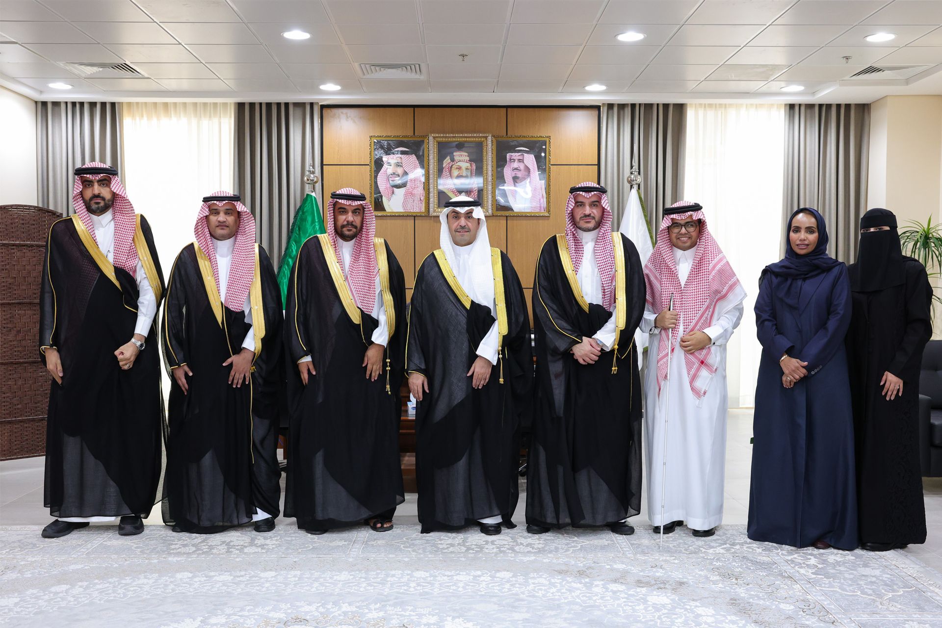 صورة جماعية يتوسطها سعادة الرئيس التنفيذي للهيئة الدكتور هشام الحيدري ووكيل الجامعة ووفد من الهيئة ومنسوبي الجامعة