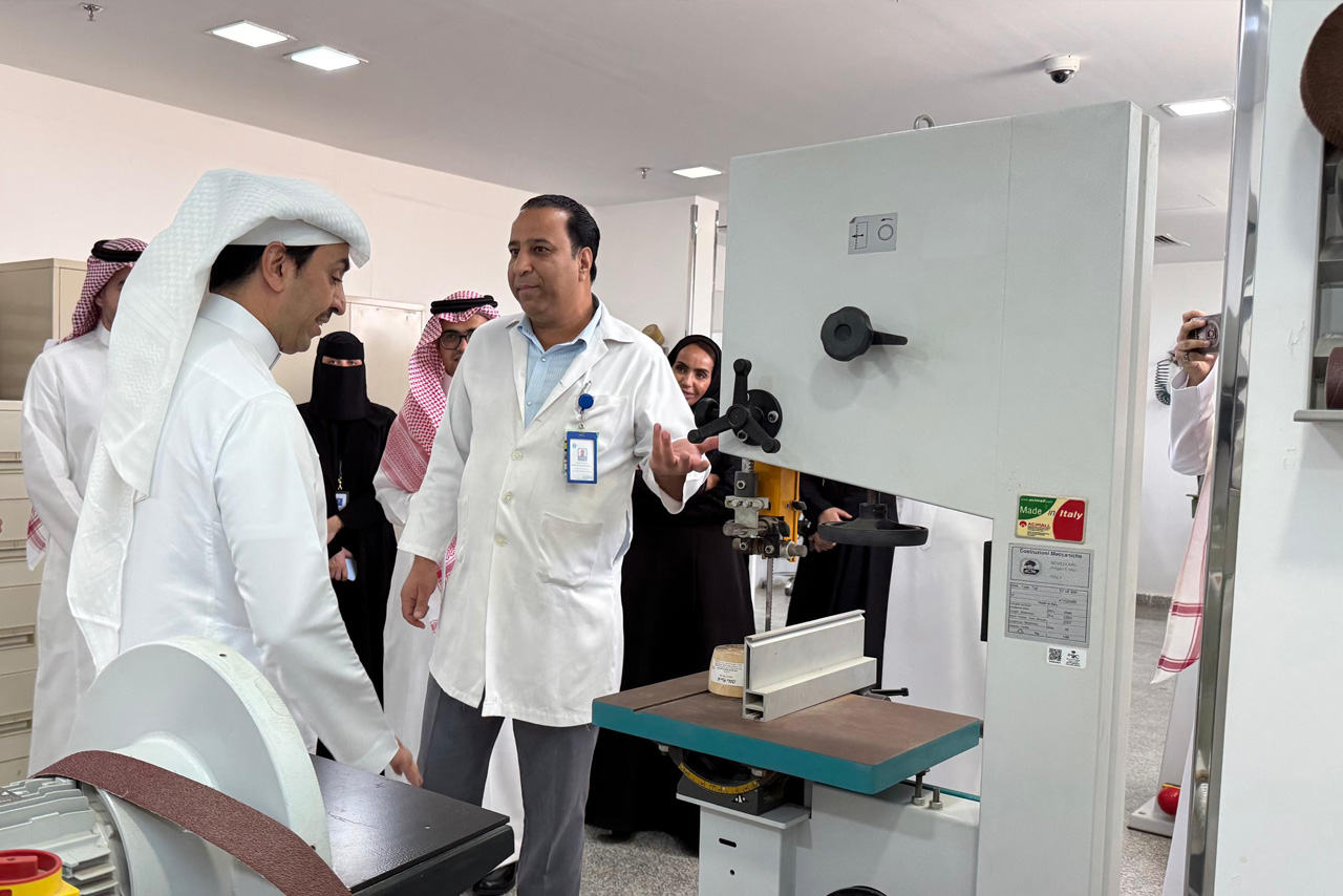 يظهر بالصورة سعادة الرئيس التنفيذي للهيئة خلال جولته في تجمع الجوف الصحي