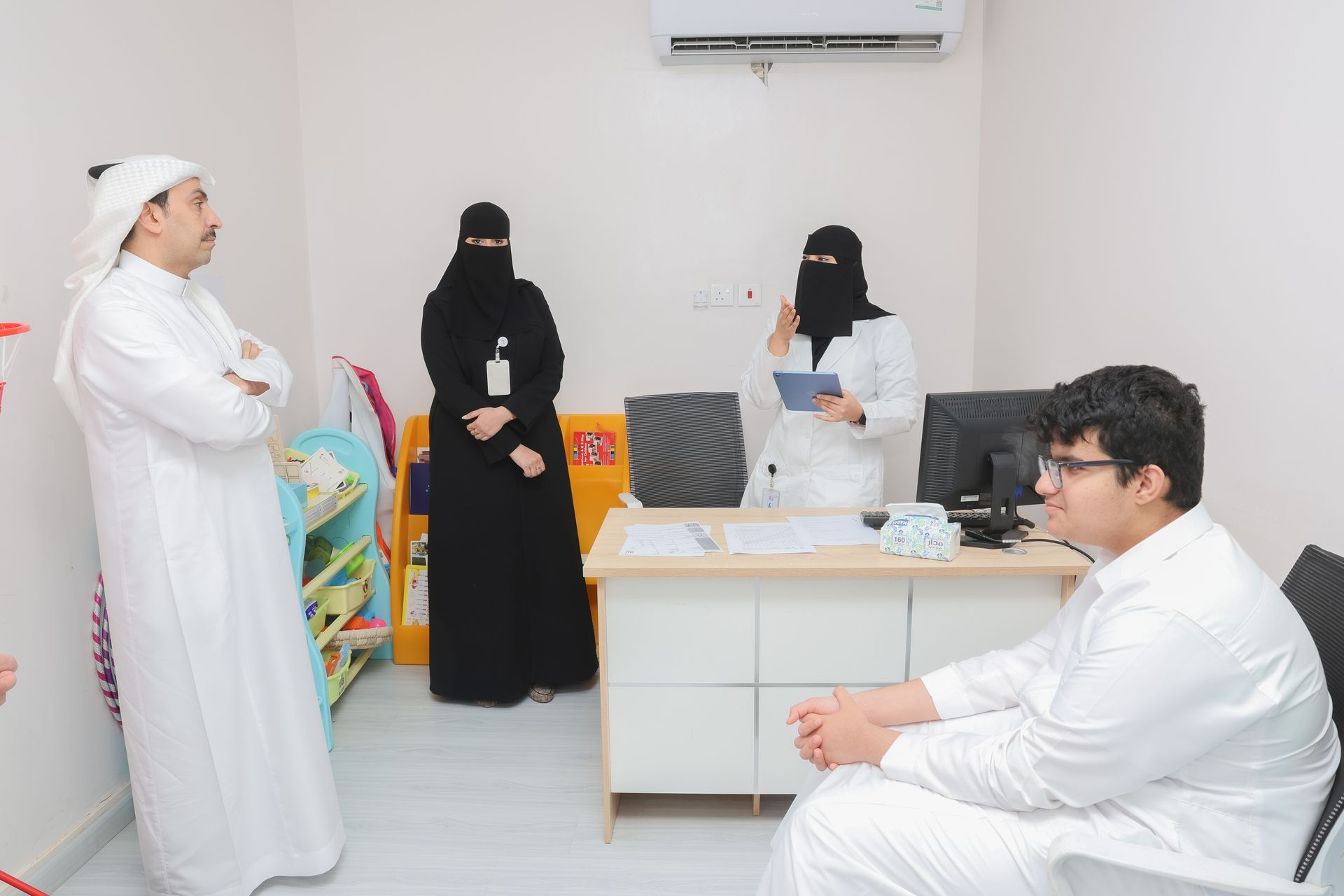 يظهر بالصورة جانب من زيارة عيادات التأهيل بجمعية إرادة للتتوحد