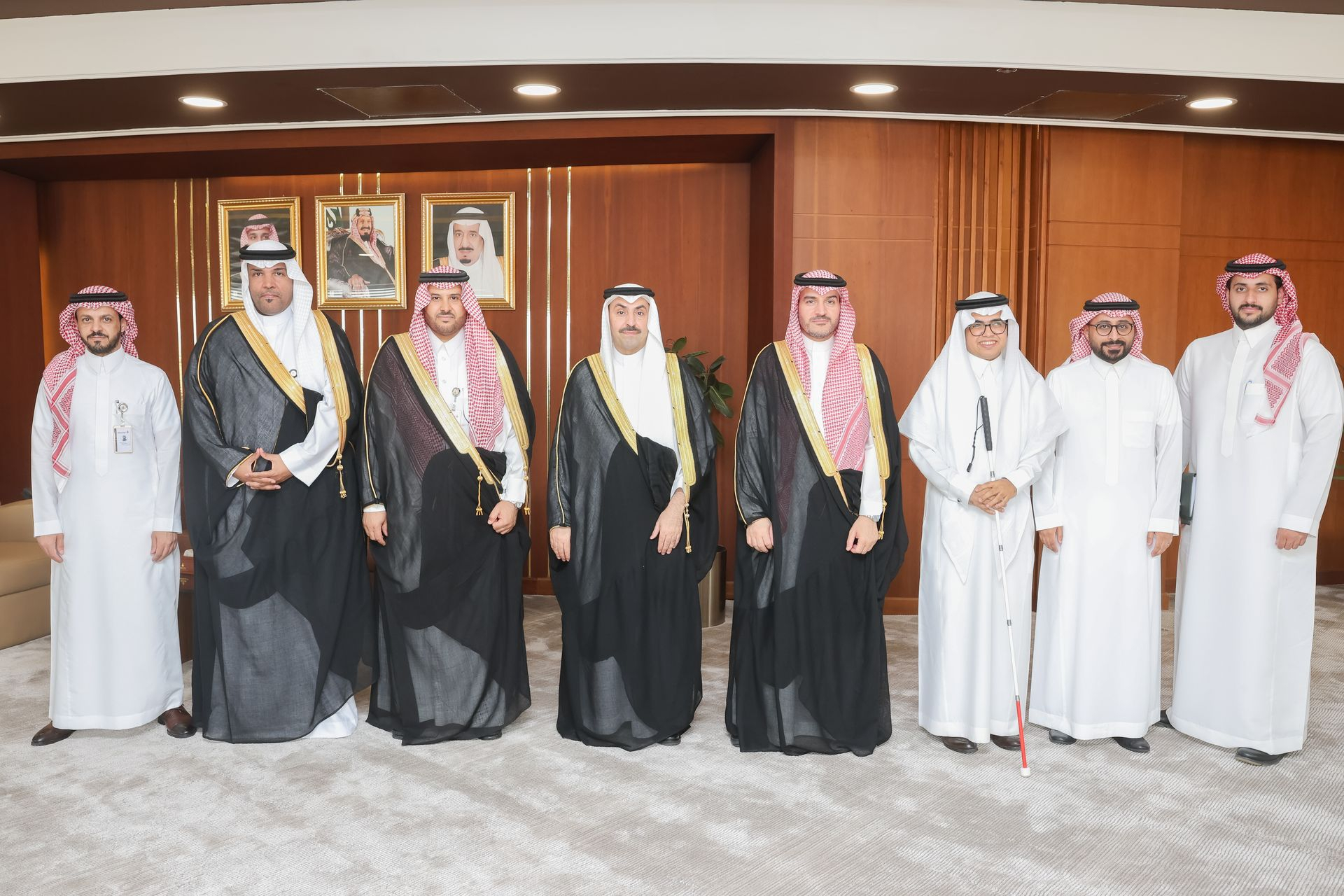 صورة جماعية لفريق الهيئة  والجامعة يتوسطها سعادة الرئيس التنفيذي للهيئة وسعادة رئيس الجامعة في ختام الزيارة